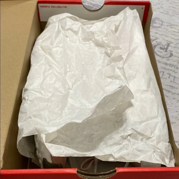 Nike Women's Pink Sneakers - Picture 6 of 7